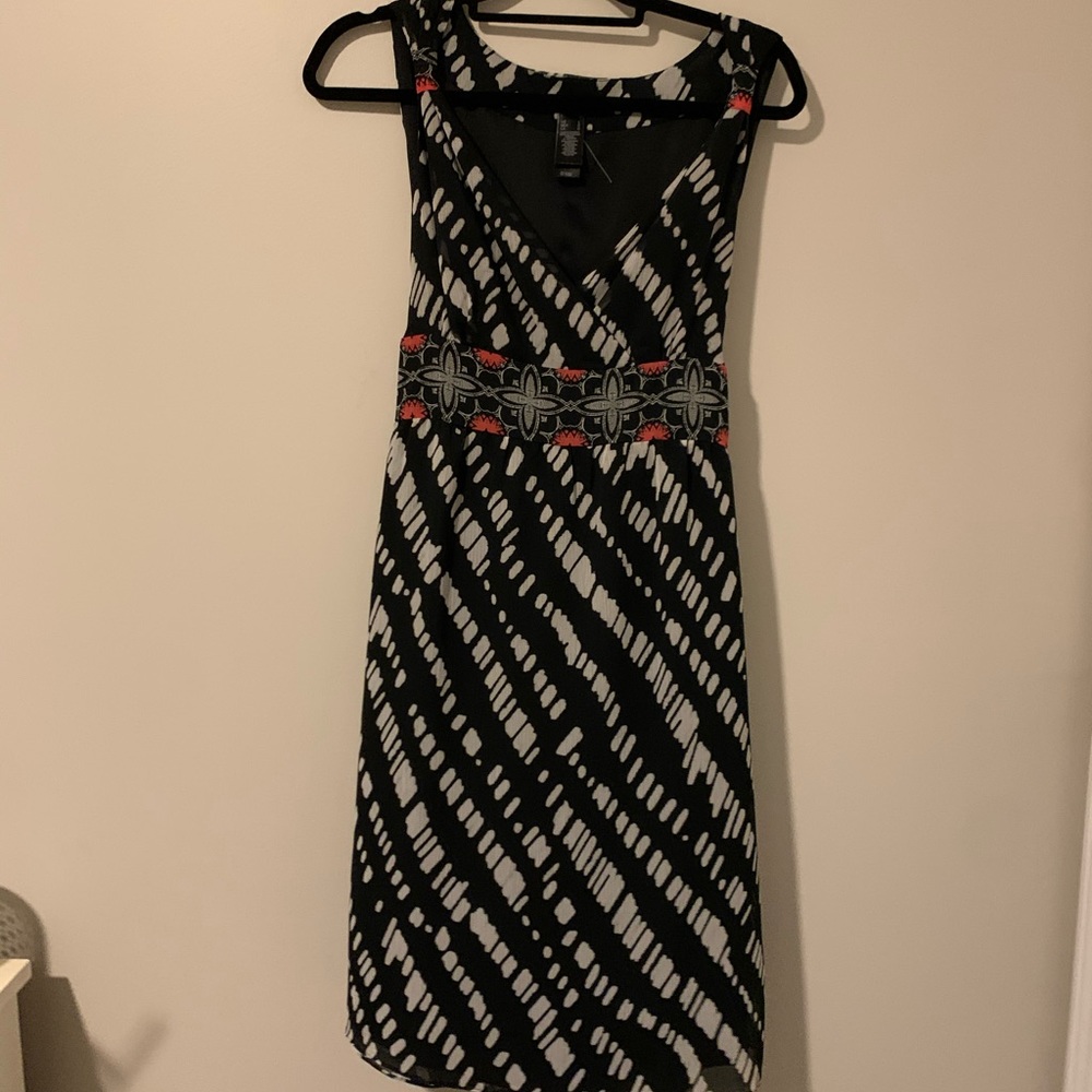 NWOT Axcess Fit and Flare Black and White V Neck Dress Size L